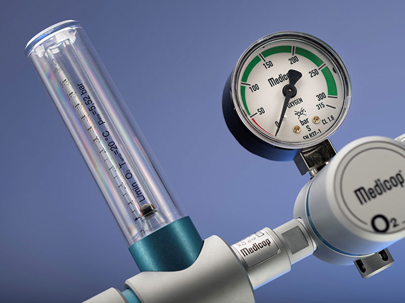 Medical oxygen regulators